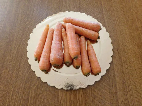 Cenouras em uma base de madeira na cozinha — Fotografia de Stock