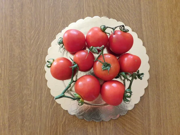 Tomatoes on a wooden base in the kitchen — Stock Photo, Image