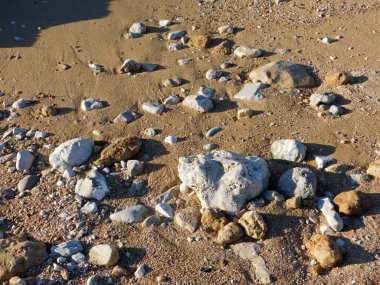 Taşlar ve kayalar denize