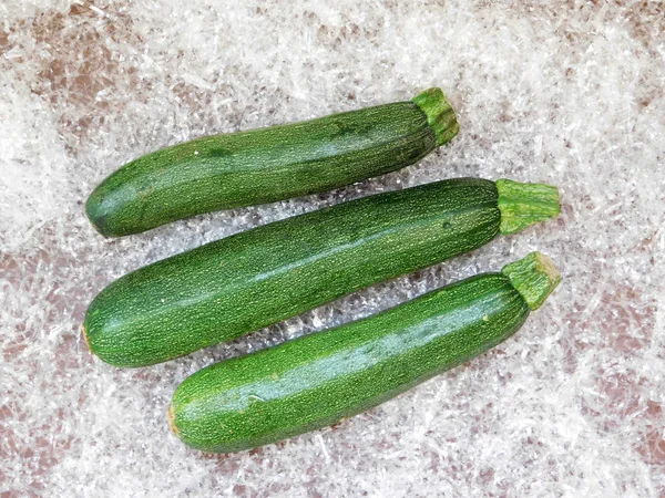 Zucchini zum Essen im Garten — Stockfoto