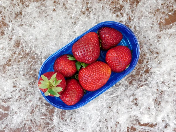 Las fresas sobre el fondo en el jardín —  Fotos de Stock