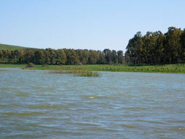Göl gün boyunca açık havada
