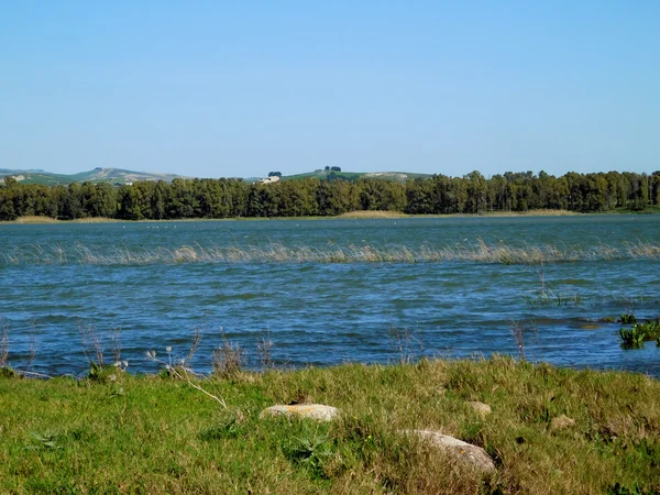 Jezero venku během dne — Stock fotografie