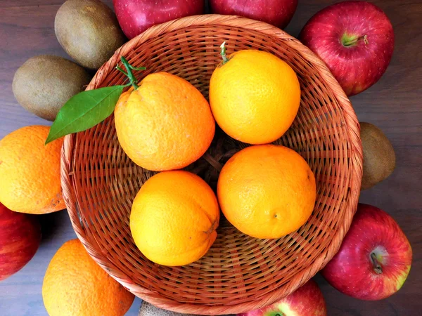 Obst zum Essen im Garten — Stockfoto