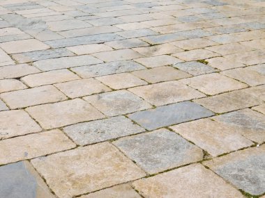 gün boyunca taş yol