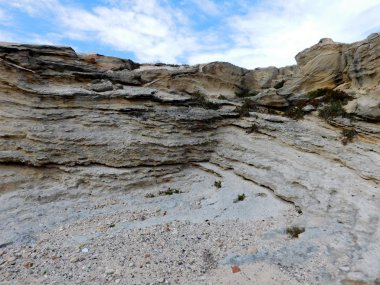 Taşlar ve kayalar denize