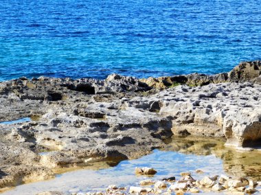 Taşlar ve kayalar denize