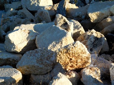 Taşlar ve açık havada bahçede kayalar