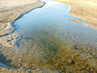 gün boyunca açık su akışı