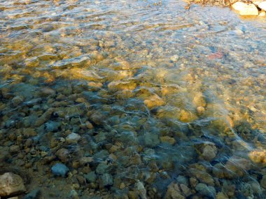 gün boyunca açık su akışı