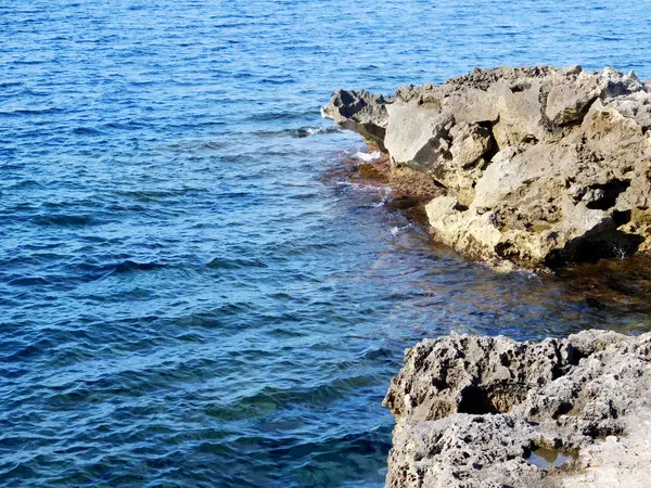 Stenen en rotsen aan de zee — Stockfoto