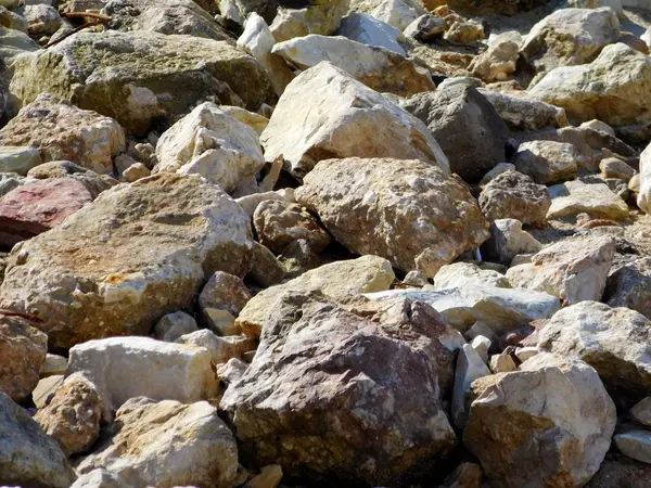 Πέτρες και βράχους σε εξωτερικούς χώρους στον κήπο — Φωτογραφία Αρχείου