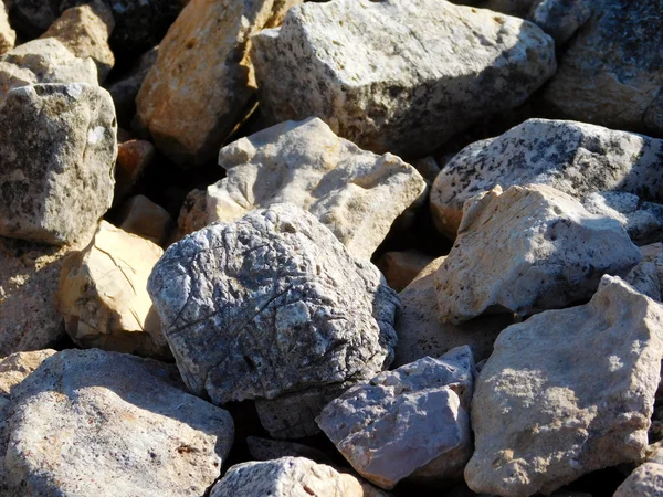 Taşlar ve açık havada bahçede kayalar — Stok fotoğraf