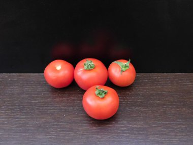 mutfakta yemek için domates