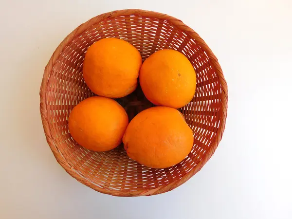 Laranjas para comer na cozinha — Fotografia de Stock