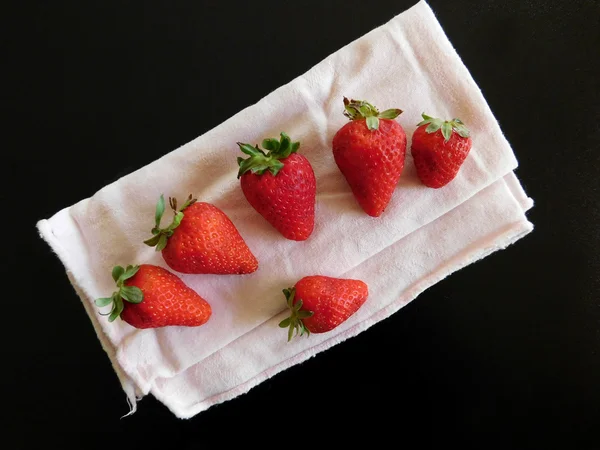 Fraises à manger dans la cuisine — Photo