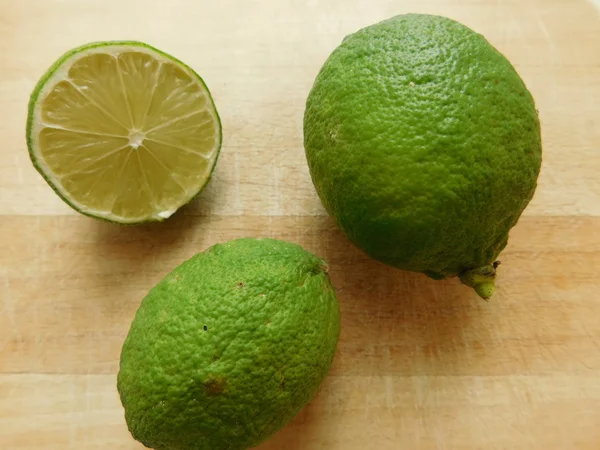 Ahşap taban limon yemek — Stok fotoğraf