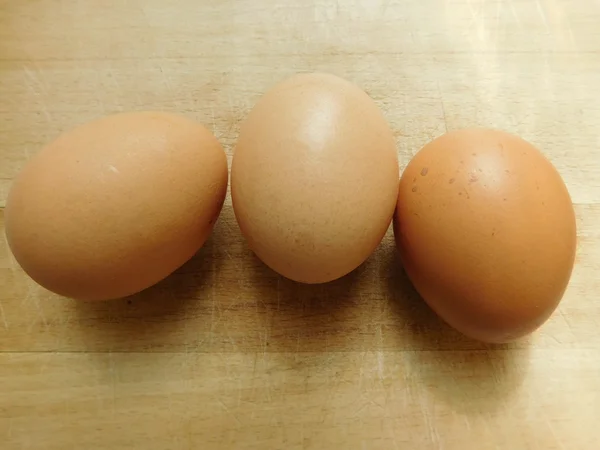 Comer huevos sobre una base de madera — Foto de Stock