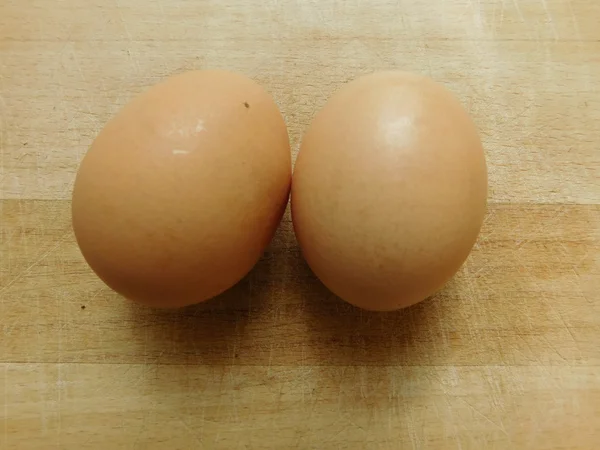 木製のベースに卵を食べる — ストック写真
