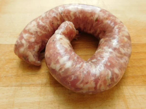 Salsicha para comer em base de madeira — Fotografia de Stock