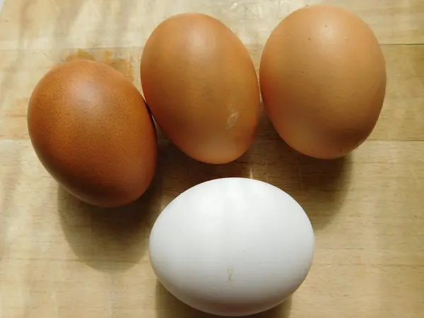 Eieren eten op een houten voet — Stockfoto