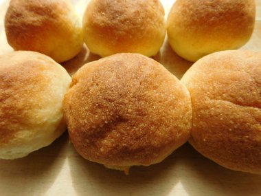 ahşap taban üzerinde yiyecek ekmek