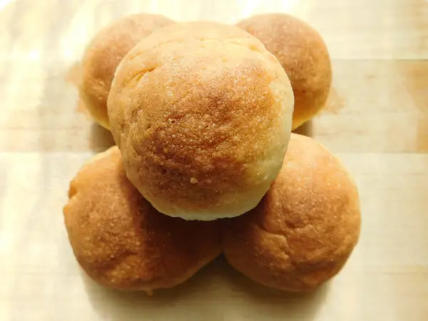 Pão para comer na base de madeira — Fotografia de Stock