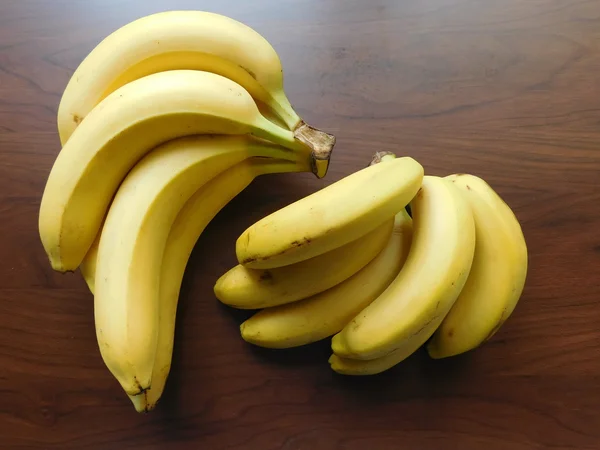 木製ベースのキッチンでの食事にバナナ — ストック写真