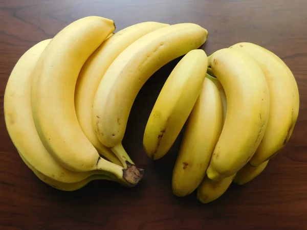 香蕉吃在厨房的一个木质底座 — 图库照片