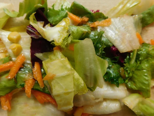 Salada na cozinha — Fotografia de Stock
