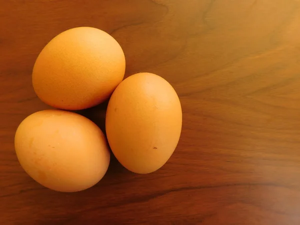 Eieren eten op een houten voet — Stockfoto