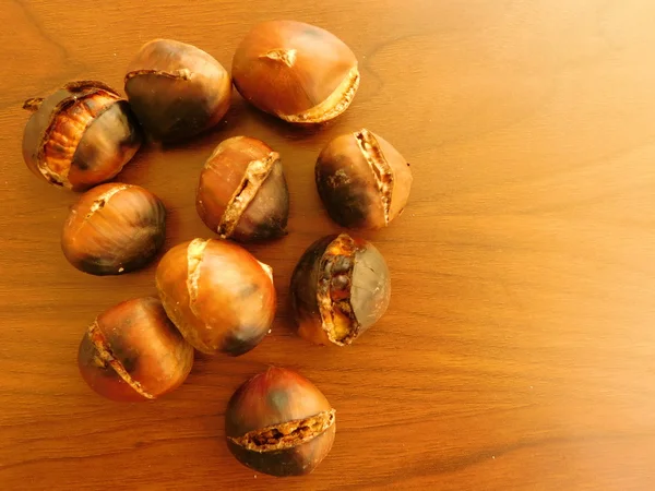 Castanhas para comer em base de madeira — Fotografia de Stock