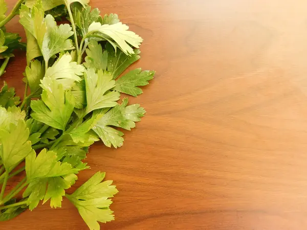 Peterselie eten op houten voet — Stockfoto