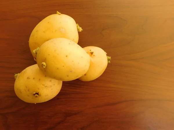 Їдять картоплю на дерев'яній основі — стокове фото