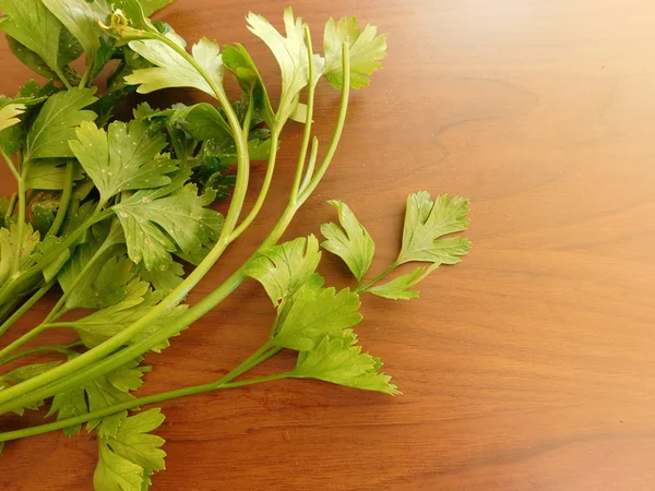 Peterselie eten op houten voet — Stockfoto