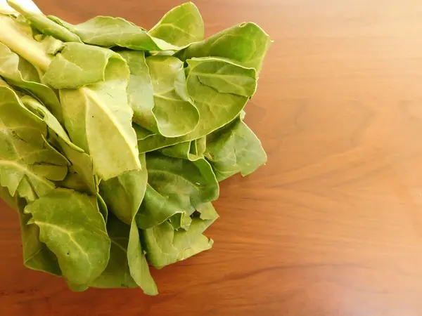 Salat zum Essen auf Holzsockel — Stockfoto
