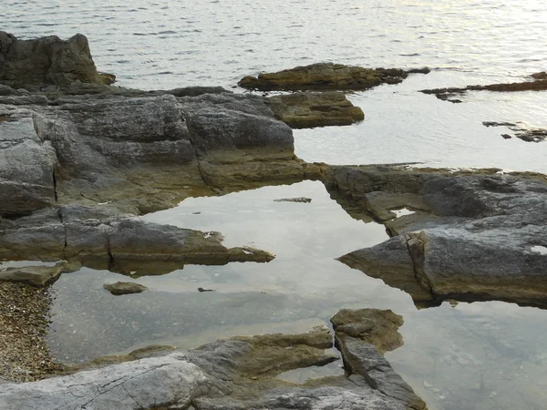 Mer et rochers au coucher du soleil — Photo