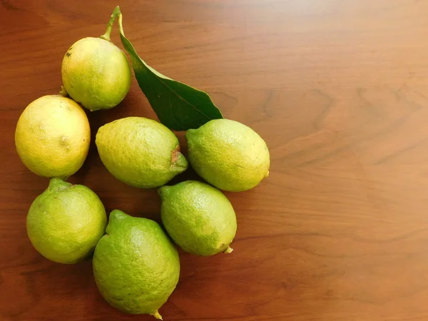 Лимони на кухні на дерев'яній основі — стокове фото