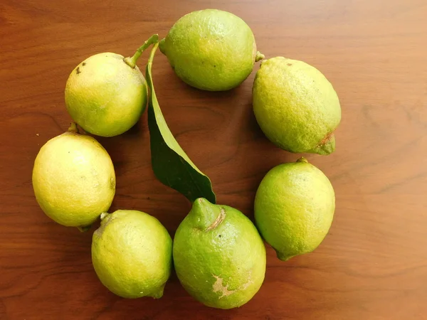 Limon bir ahşap taban üzerinde mutfakta — Stok fotoğraf