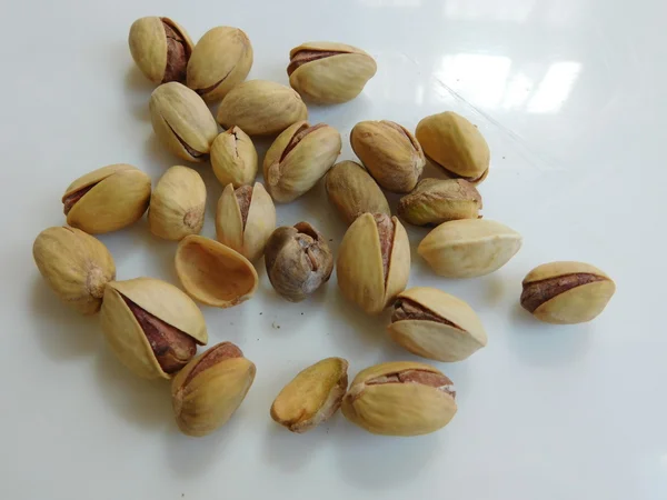 Pimpernoten (pistaches) te eten in de keuken — Stockfoto