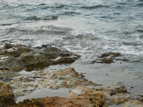 Zee golven en buiten op het strand — Stockfoto