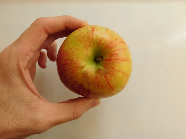 Fruta en la mano para comer —  Fotos de Stock