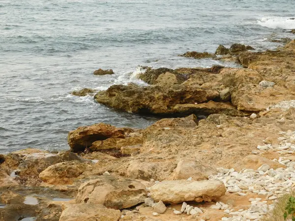 Zee en de golven op de rotsen buitenshuis — Stockfoto