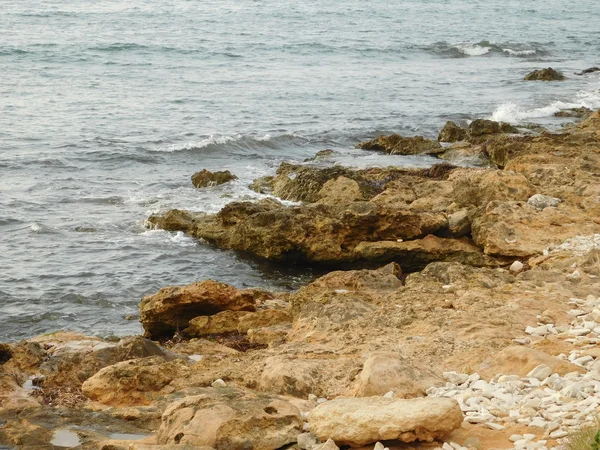 Sea and waves on the rocks outdoors — Stock Photo, Image