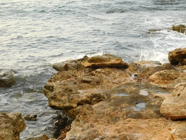 Zee en de golven op de rotsen buitenshuis — Stockfoto