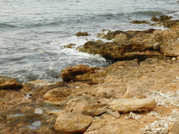 Zee en de golven op de rotsen buitenshuis — Stockfoto