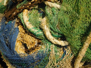 denizin üzerinde net balıkçı teknesi