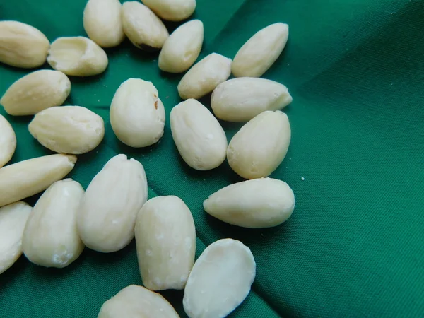 Amandelen te eten in de keuken — Stockfoto