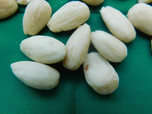 Amandelen te eten in de keuken — Stockfoto