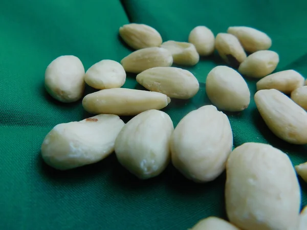 Amandelen te eten in de keuken — Stockfoto